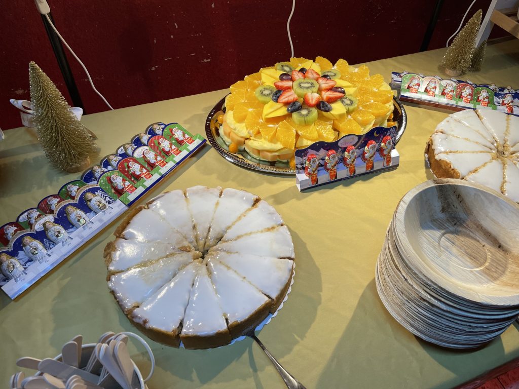 Kuchen und Obstsalat